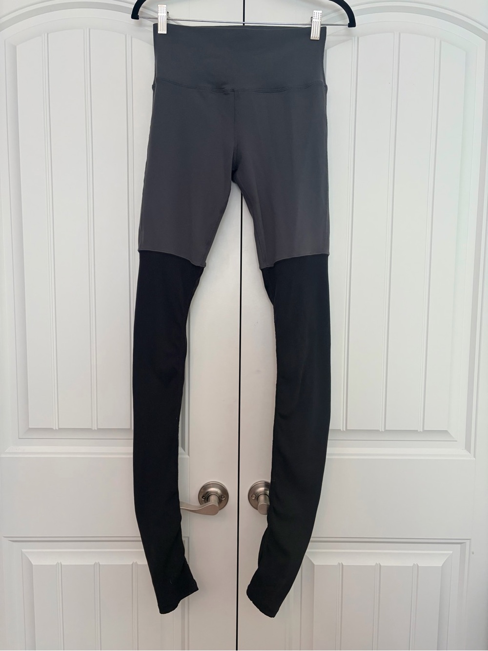 ALO Yoga | Size Medium | Gray/Black Goddess Ribbed Leggings Ruched Hi-Rise